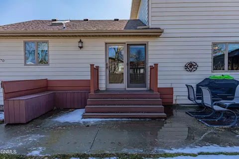 Exterior - 302 Stuttgart Dr, Bismarck, ND 58504 photo 4 of 16