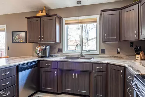 Kitchen - 302 Stuttgart Dr, Bismarck, ND 58504 photo 6 of 8