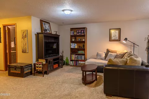 Living - 302 Stuttgart Dr, Bismarck, ND 58504 photo 8 of 8