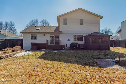 Exterior - 302 Stuttgart Dr, Bismarck, ND 58504 photo 5 of 16