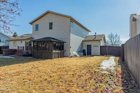 Exterior - 302 Stuttgart Dr, Bismarck, ND 58504 photo 10 of 16