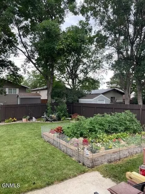 Exterior - 302 Stuttgart Dr, Bismarck, ND 58504 photo 16 of 16