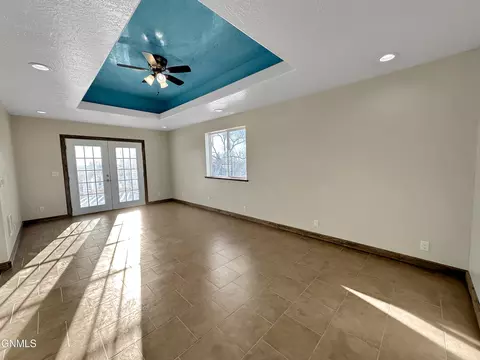 Living - 5507 145th Ave NW, Williston, ND 58801 photo 2 of 4
