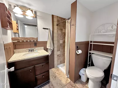 Bath - 5507 145th Ave NW, Williston, ND 58801 photo 4 of 10