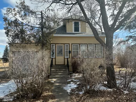 317 9th St N, New Rockford, ND 58356