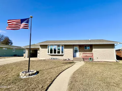 512 Forest Rd, Minot, ND 58701
