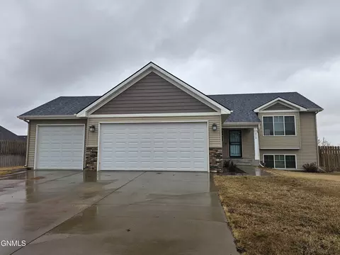 210 27th Ave NE, Watford City, ND 58854