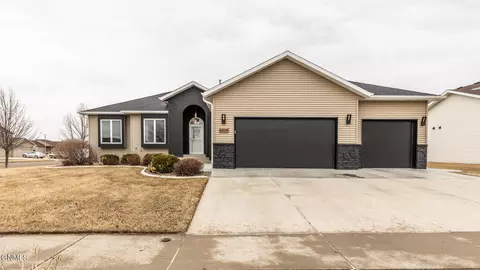 5005 Mellowsun Dr, Bismarck, ND 58503