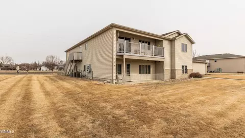 824 Bridgeport Dr, Bismarck, ND 58504