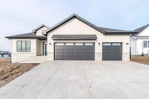 3802 Platinum St, Bismarck, ND 58503
