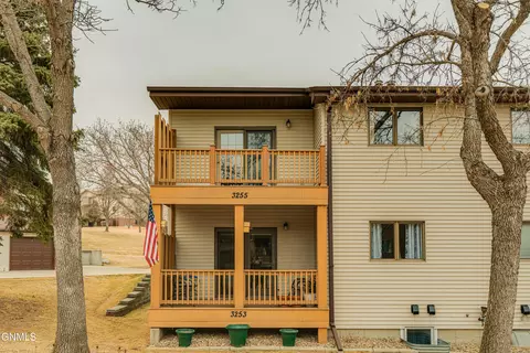 3255 Montreal St, Bismarck, ND 58503