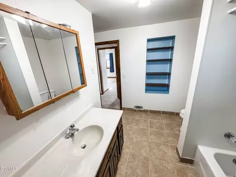 Bath - 624 11th St E, Williston, ND 58801 photo 3 of 3