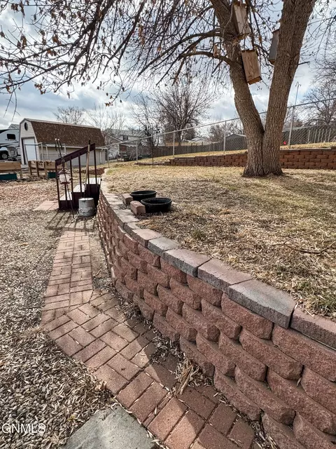 Exterior - 624 11th St E, Williston, ND 58801 photo 4 of 5