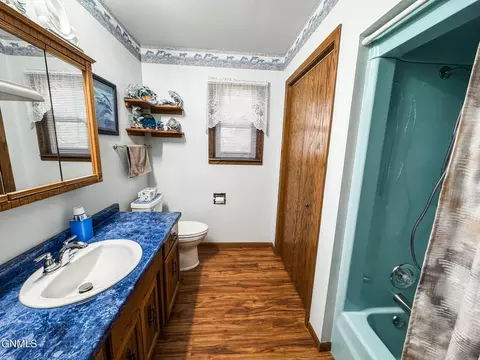 Bath - 624 11th St E, Williston, ND 58801 photo 1 of 3