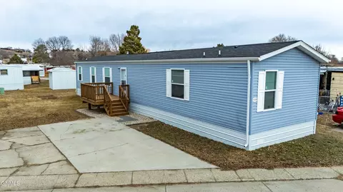 1008 Frontier Trl, Mandan, ND 58554