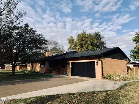 1700 Elmwood Pl, Jamestown, ND 58401