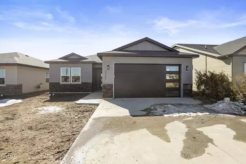 3337 34th St W, Williston, ND 58801 photo 2