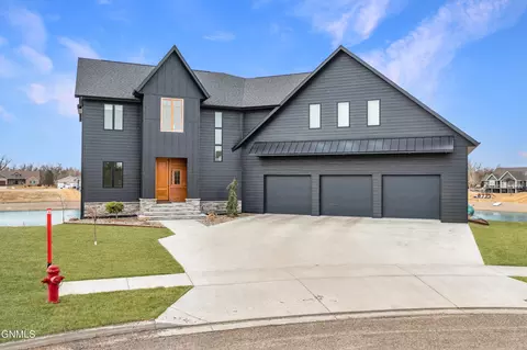 3826 Neptune Cir, Bismarck, ND 58504