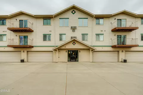 131 3rd Ave SE, Mandan, ND 58554