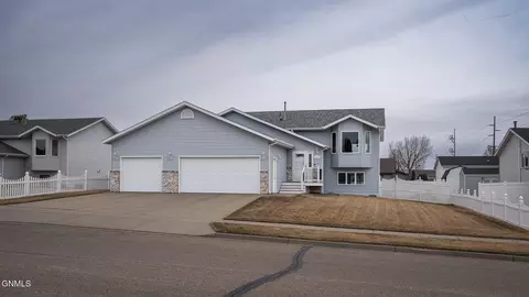 2520 Hoover Ave, Bismarck, ND 58501