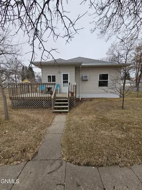 800 S 1st St, Strasburg, ND 58573