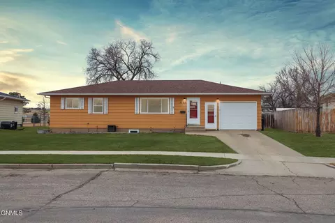 1722 Hillside Ct, Williston, ND 58801