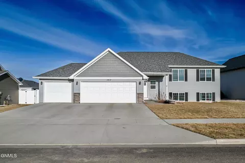 1513 Valley Bluffs Dr SE, Minot, ND 58701