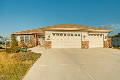 3416 Thunderbird Ln, Bismarck, ND 58503
