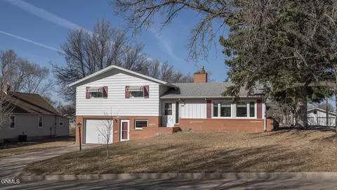 417 4th Ave NW, Hazen, ND 58545