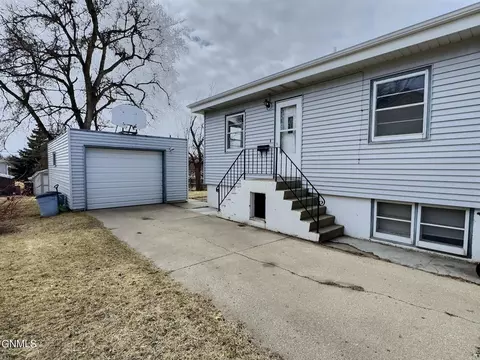 1029 Riverview Ave, Bismarck, ND 58504 photo 2
