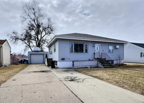 1029 Riverview Ave, Bismarck, ND 58504