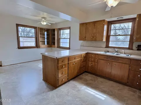 1029 Riverview Ave, Bismarck, ND 58504 photo 9