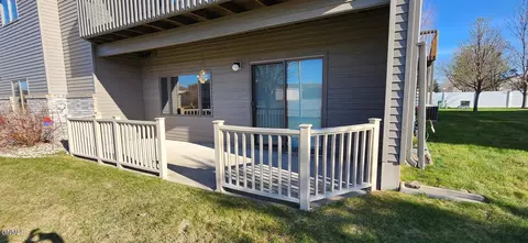 717 Bridgeport Dr, Bismarck, ND 58504