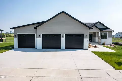 3617 Cogburn Rd, Bismarck, ND 58503