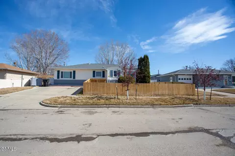 406 17th Ave W, Williston, ND 58801 photo 2