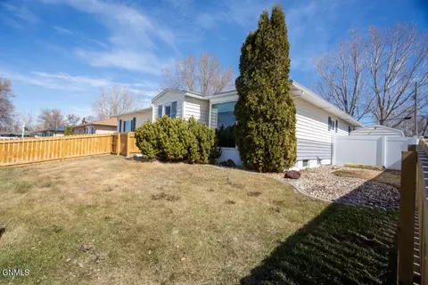 406 17th Ave W, Williston, ND 58801 photo 4