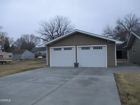 910 Main St, Stanton, ND 58571 photo 2