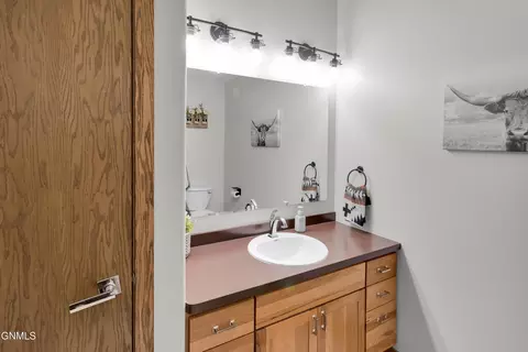 Bath - 7606 Moonlite Rd, Bismarck, ND 58503 photo 5 of 9