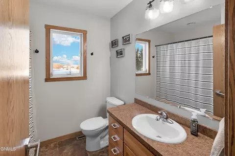Bath - 7606 Moonlite Rd, Bismarck, ND 58503 photo 1 of 9