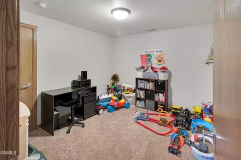 Bedroom - 7606 Moonlite Rd, Bismarck, ND 58503 photo 8 of 16