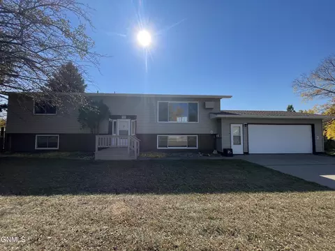 801 10th St NE, Beulah, ND 58523