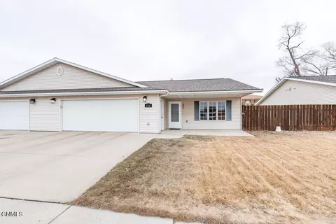 428 Arbor Ave W, Bismarck, ND 58504