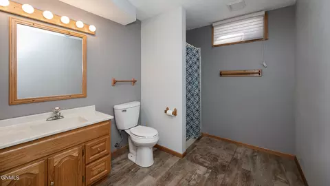 Bath - 11325 35th St SW, Dickinson, ND 58601 photo 9 of 10