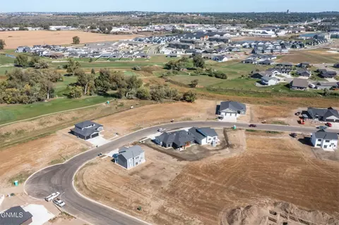2525 Dutton Cir SE, Mandan, ND 58554 photo 3