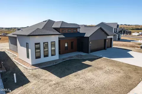 2525 Dutton Cir SE, Mandan, ND 58554