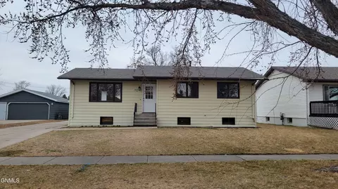712 11th St S, Bismarck, ND 58504