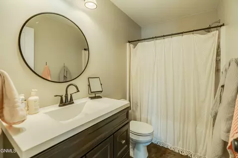 Bath - 816 Schick Dr, Bismarck, ND 58501 photo 2 of 8