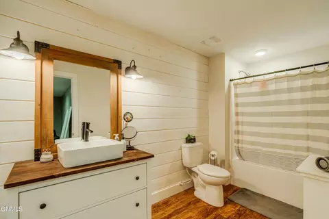 Bath - 816 Schick Dr, Bismarck, ND 58501 photo 7 of 8