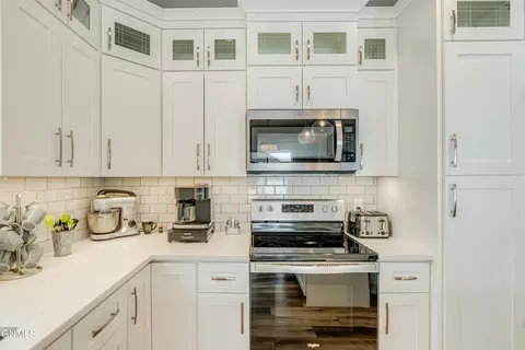 Kitchen - 3740 Stacy Dr, Bismarck, ND 58504 photo 8 of 10