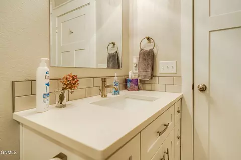 Bath - 3740 Stacy Dr, Bismarck, ND 58504 photo 4 of 11